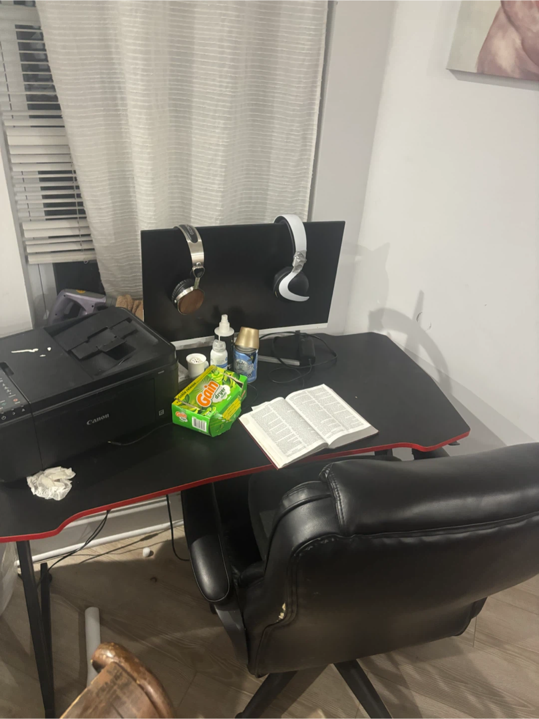 Desk - photo 3