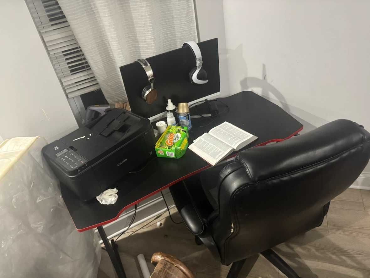 Desk - photo 5