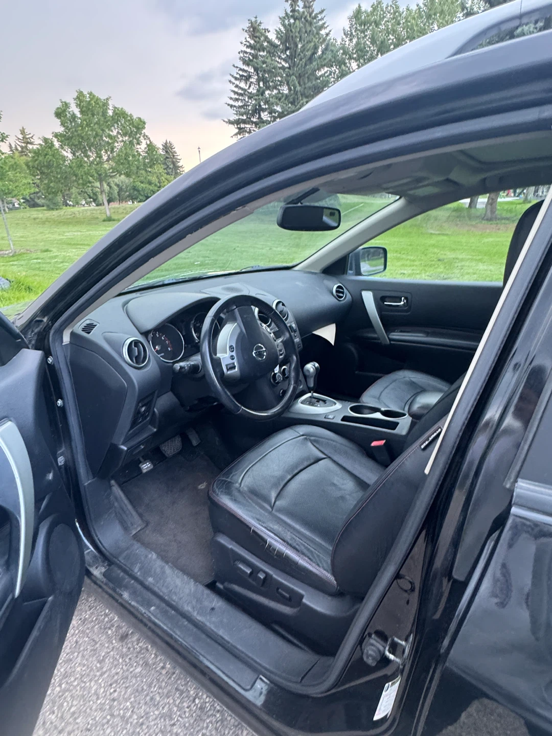Black Nissan Rogue SL AWD