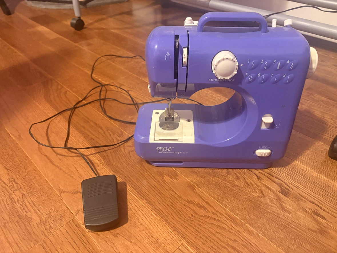 Singer Pixie Sewing Machine - photo 4