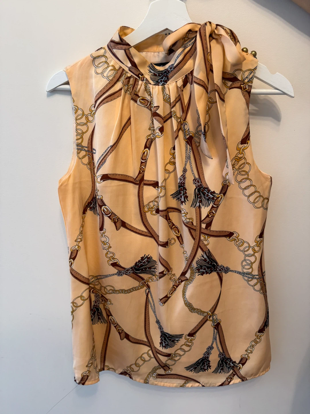 Sleeveless Blouse with Belt and Chain Print