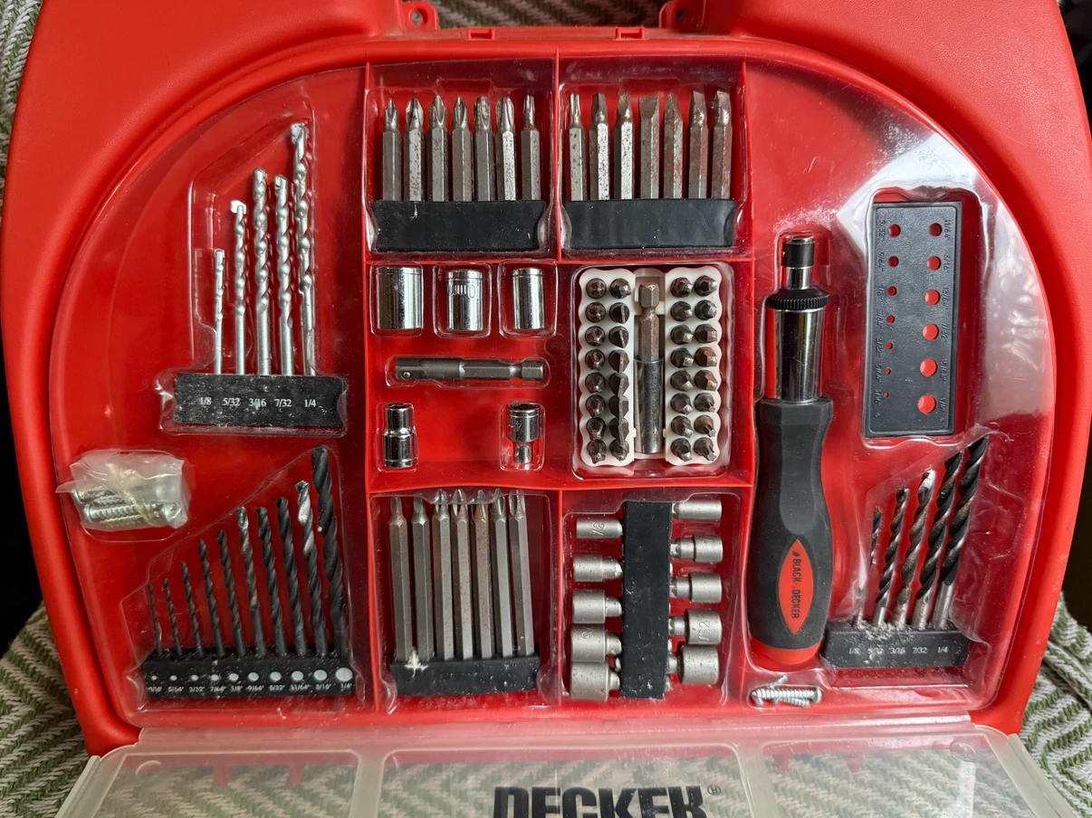 Black & Decker 18V Cordless Drill with Tool Kit - photo 2