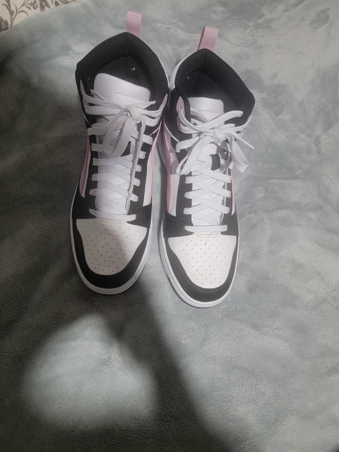 PUMA Women's Rebound V6 Basketball Court Sneaker