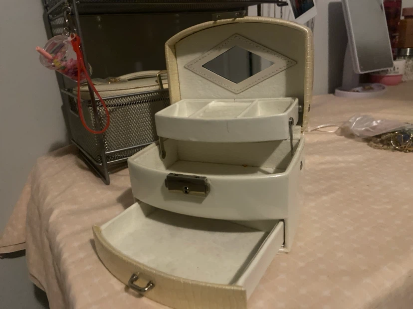 Cream Jewellery Box with Mirror - photo 3