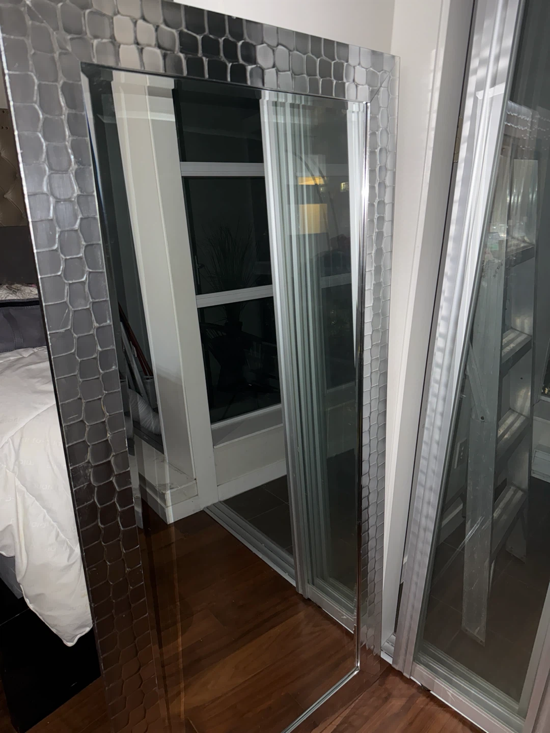 Mirror with scallop edge frame