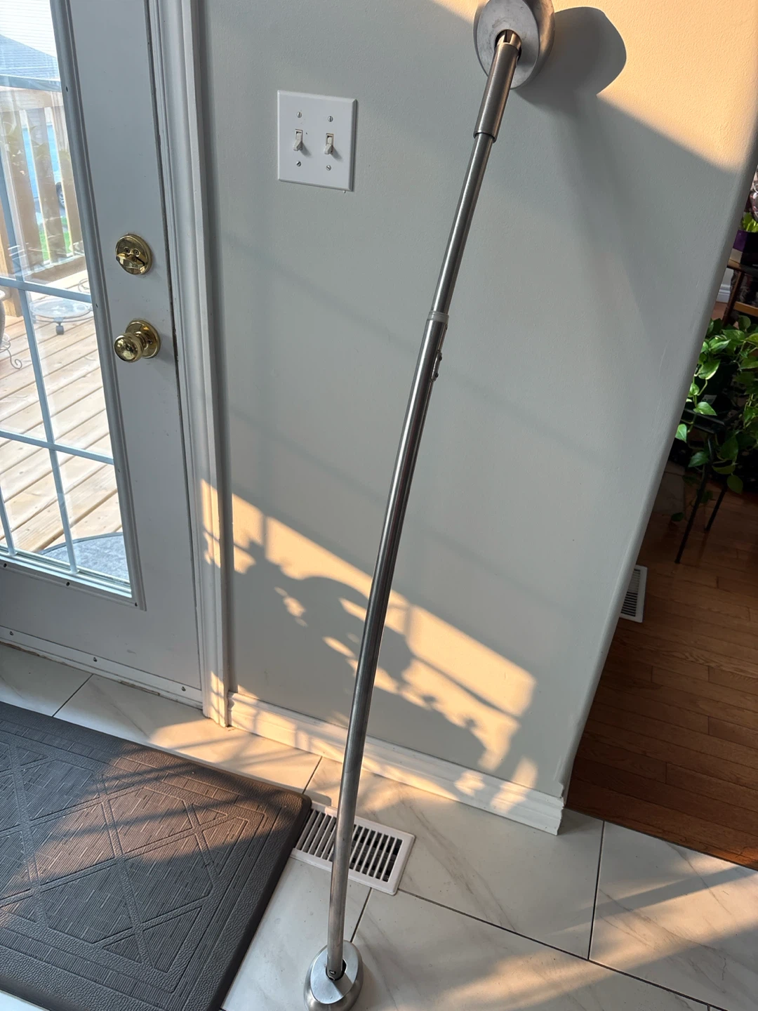 Adjustable curved shower rod