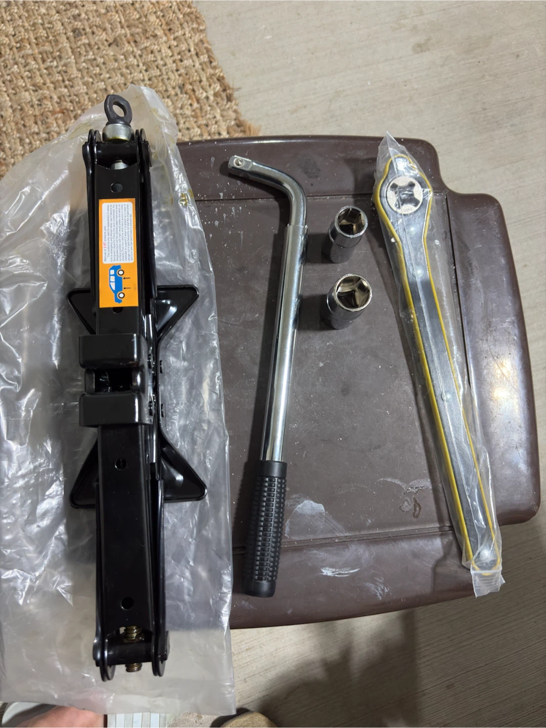 Scissor Jack and Tire Tool Kit for 4,400 lbs Capacity - photo 3
