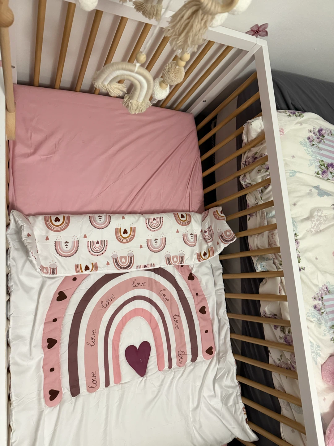 Graco Crib and Mattress with Bedding Set