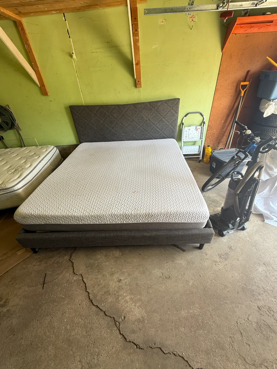 King size bed - photo 2