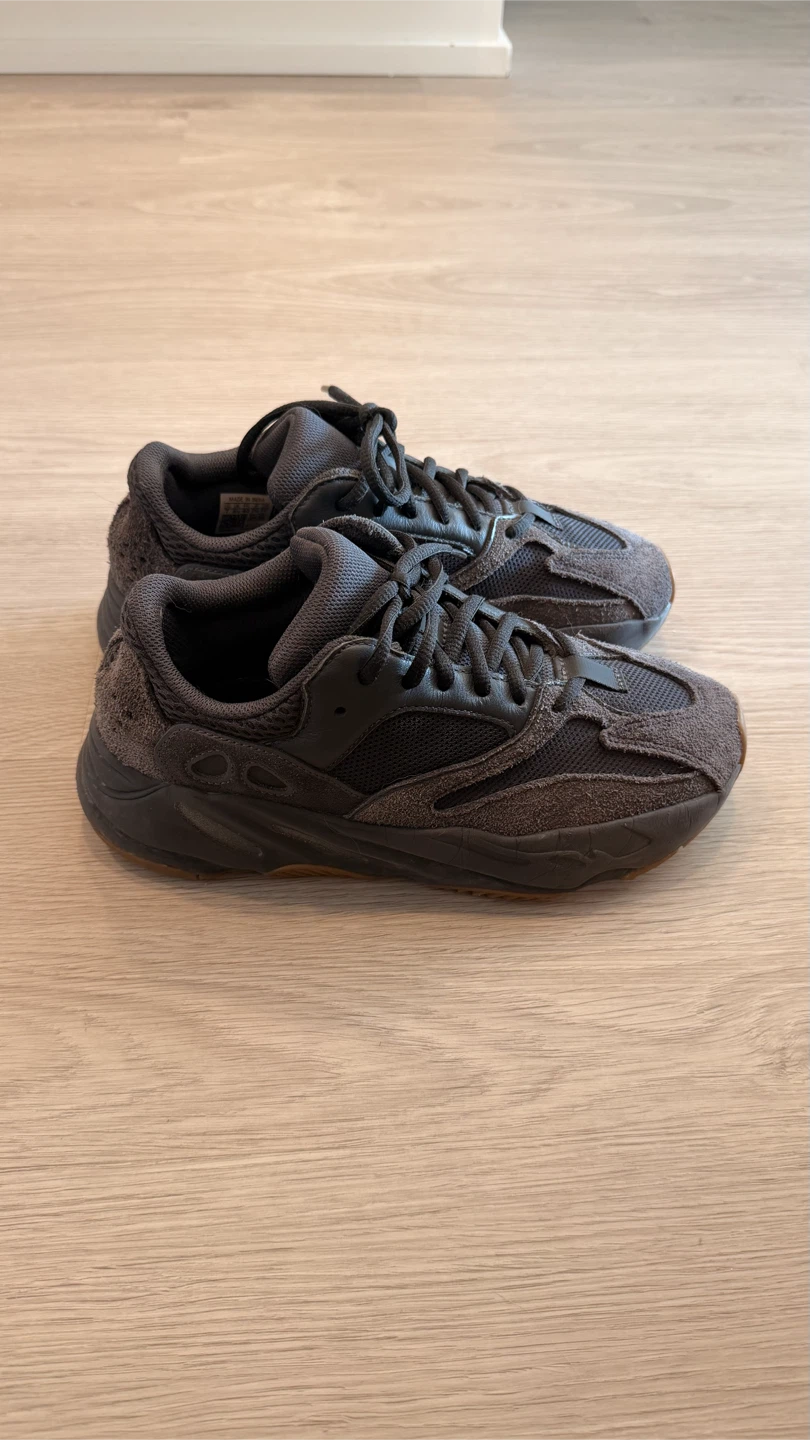 Adidas Yeezy Boost 700 V2 "utility black "