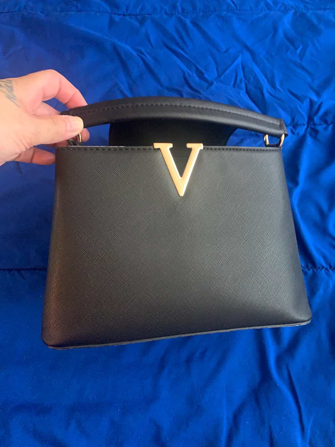 Black Handbag with Gold V Detail - photo 5