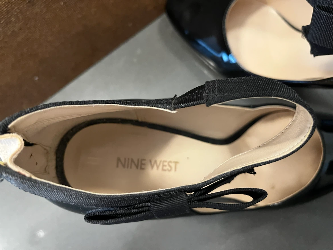 Chaussures à talons hauts Nine West noires vernies avec nœud