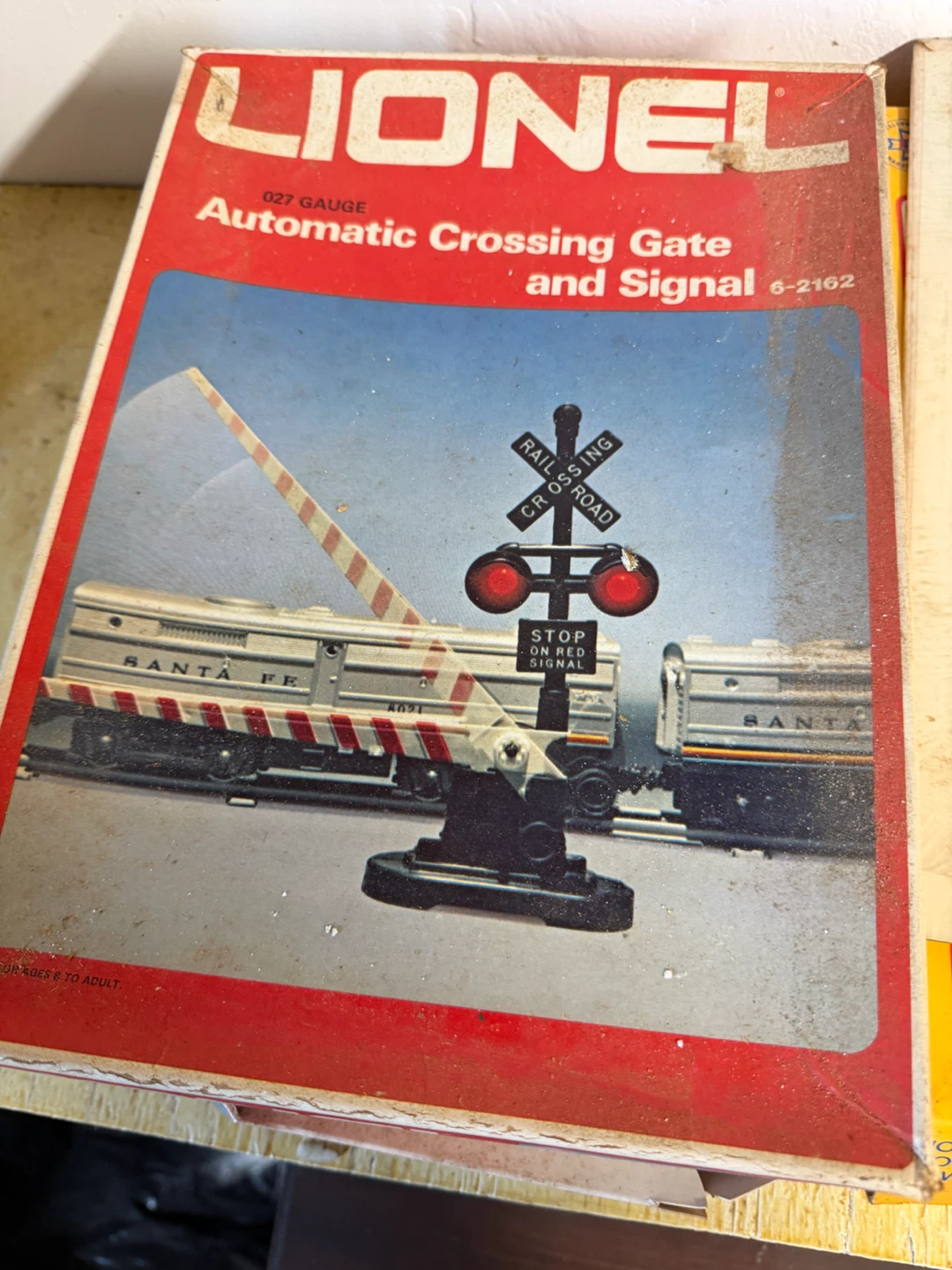 Lionel 027 Gauge Automatic Crossing Gate and Signal 6-2162