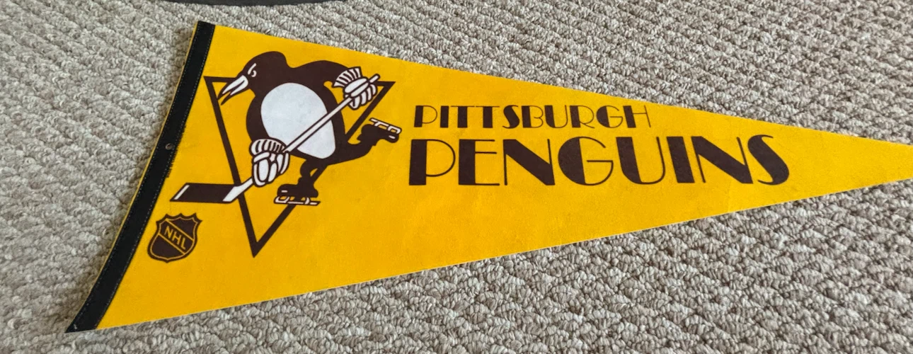 1980s Hockey Team Pennants - photo 2