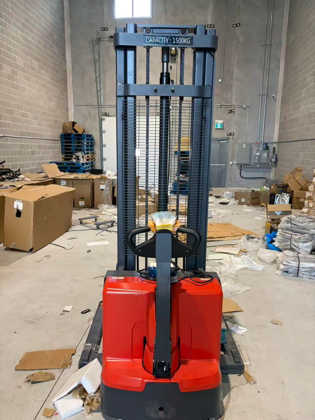 Electric forklift/pallet stacker