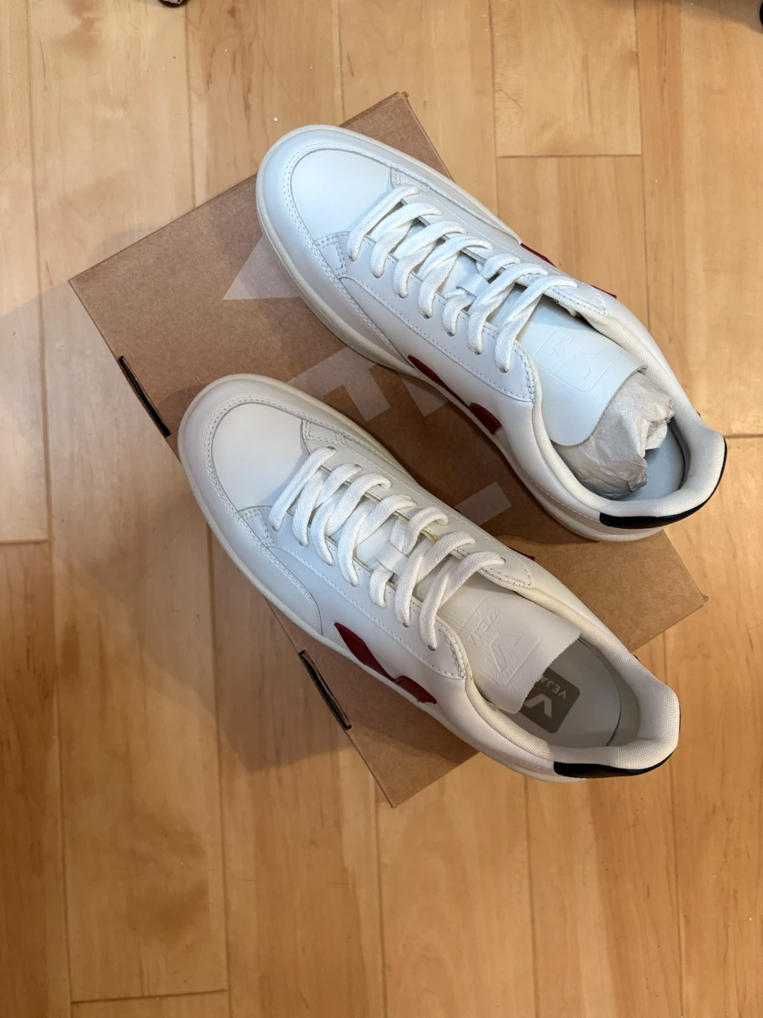 Veja V-10 sneakers white with burgundy accent - photo 2