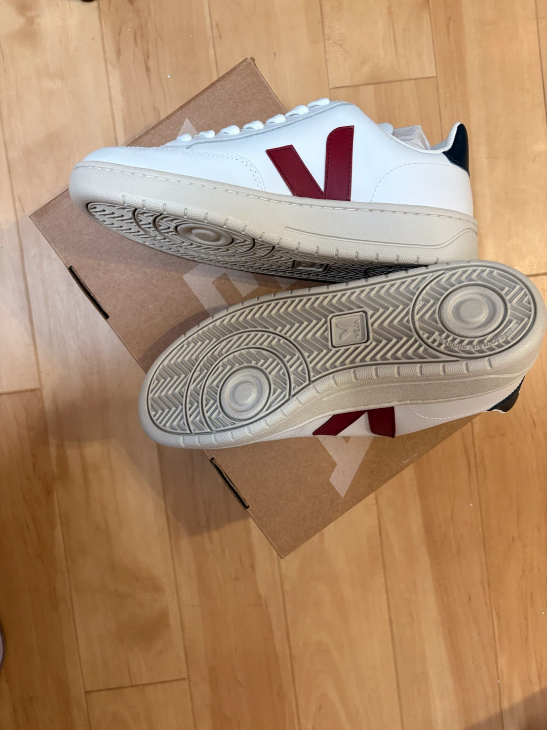 Veja V-10 sneakers white with burgundy accent - photo 3