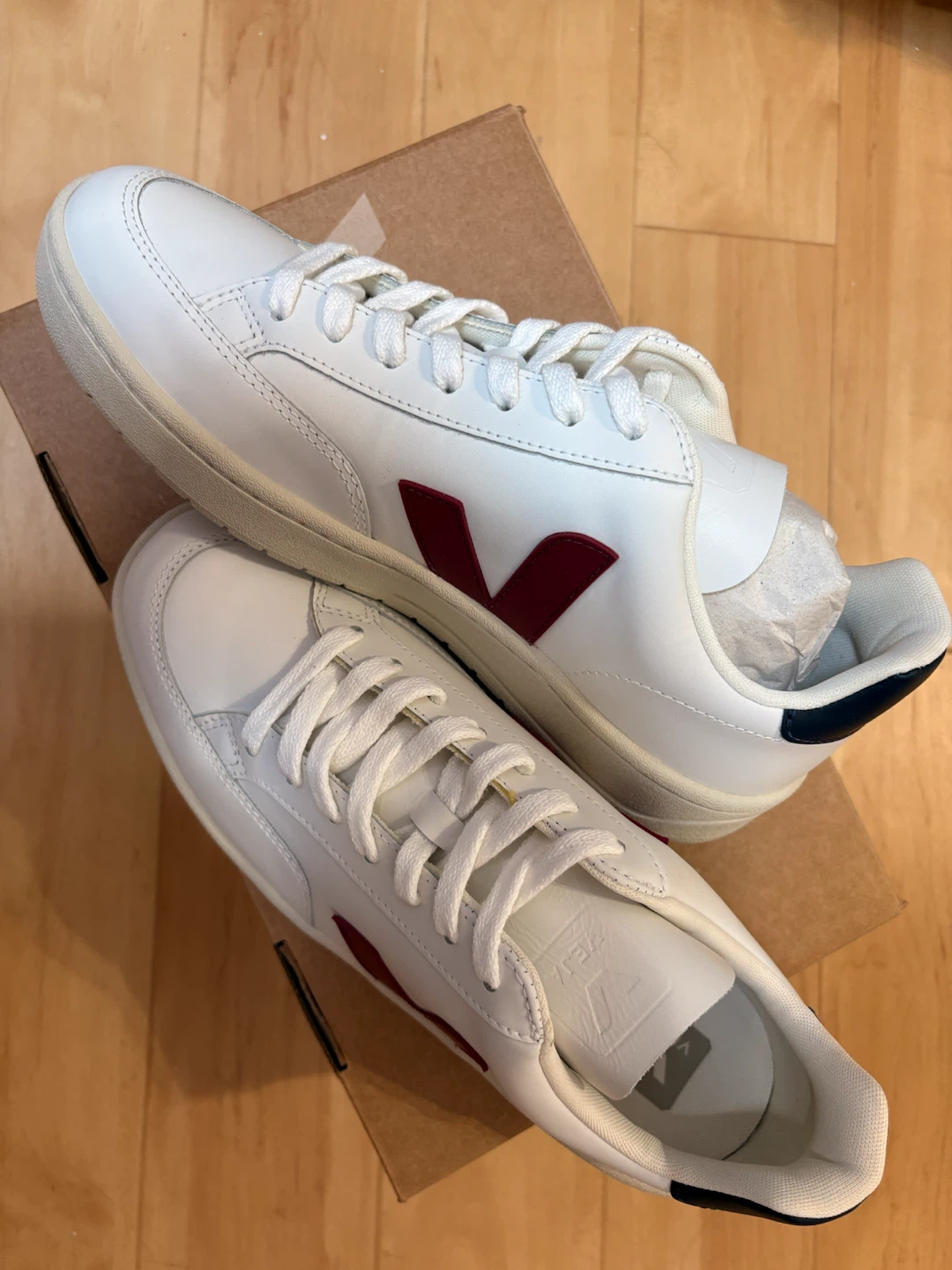 Veja V-10 sneakers white with burgundy accent - photo 4