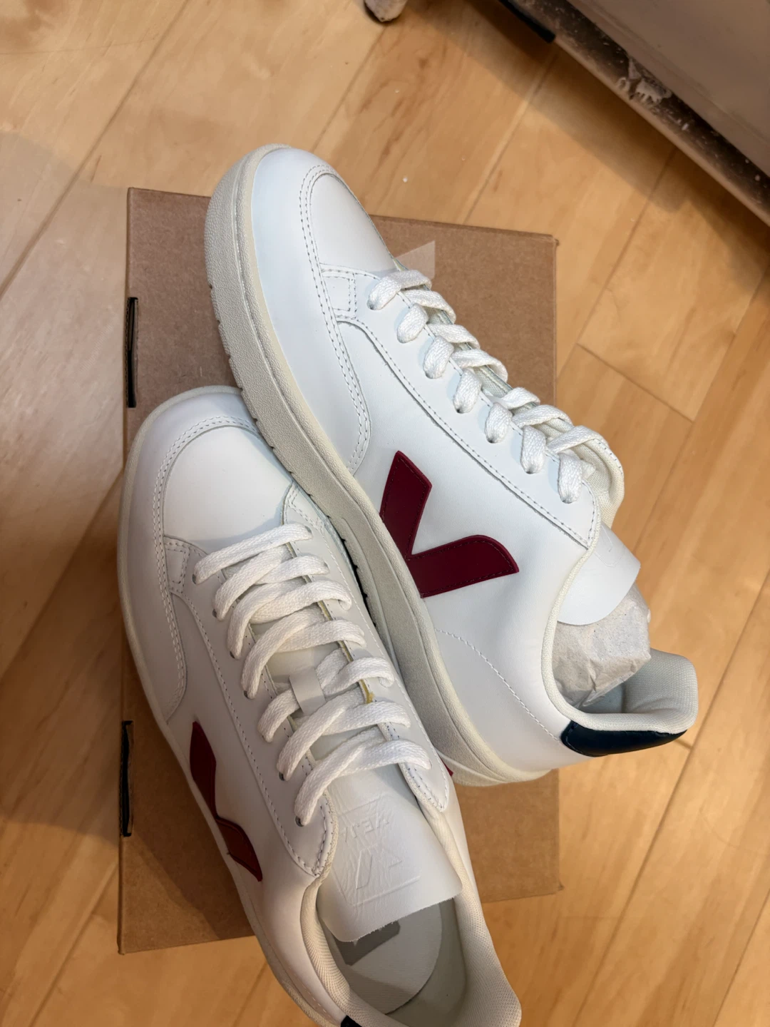Veja V-10 sneakers white with burgundy accent - photo 5