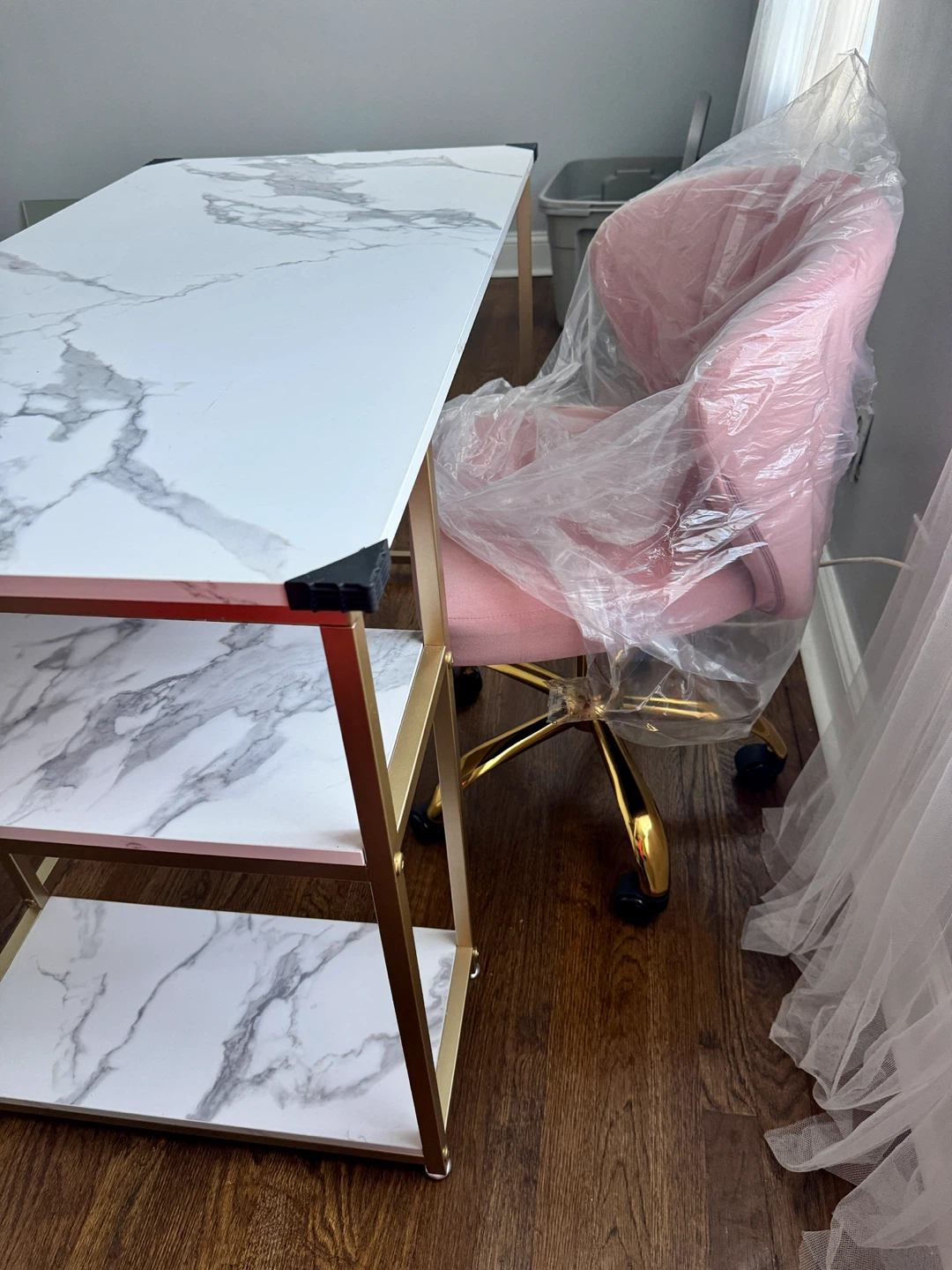 Desk and seat - photo 2