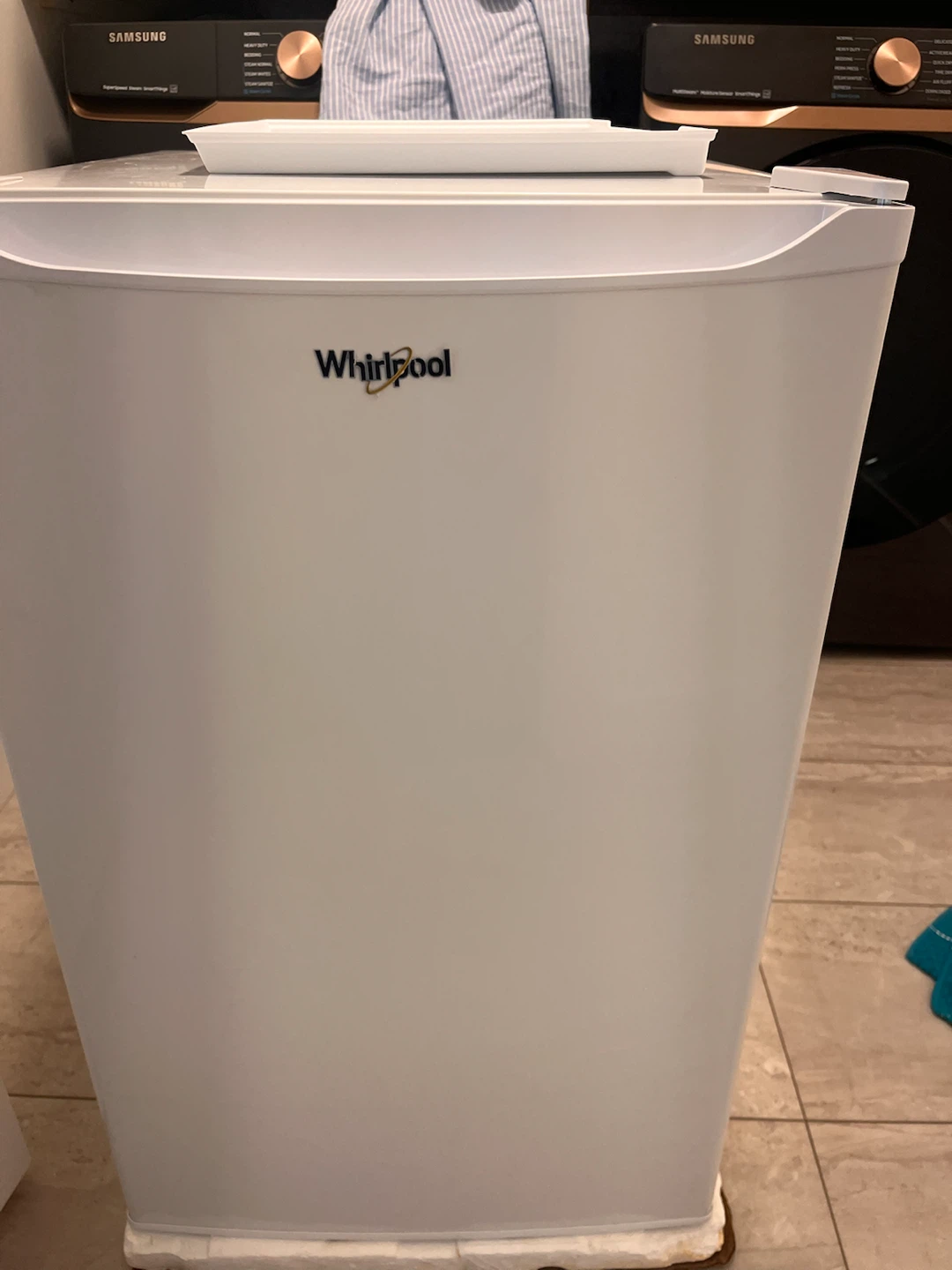 Whirlpool Mini Fridge - photo 4