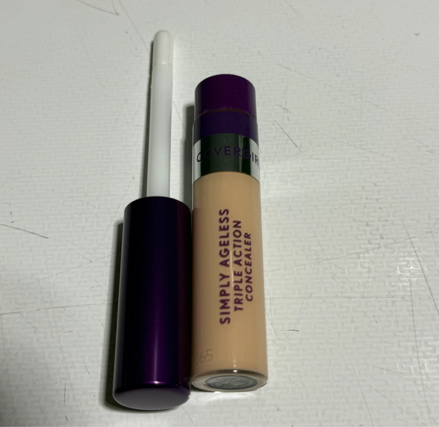 NEW CoverGirl Simply Ageless Triple Action Concealer – Light