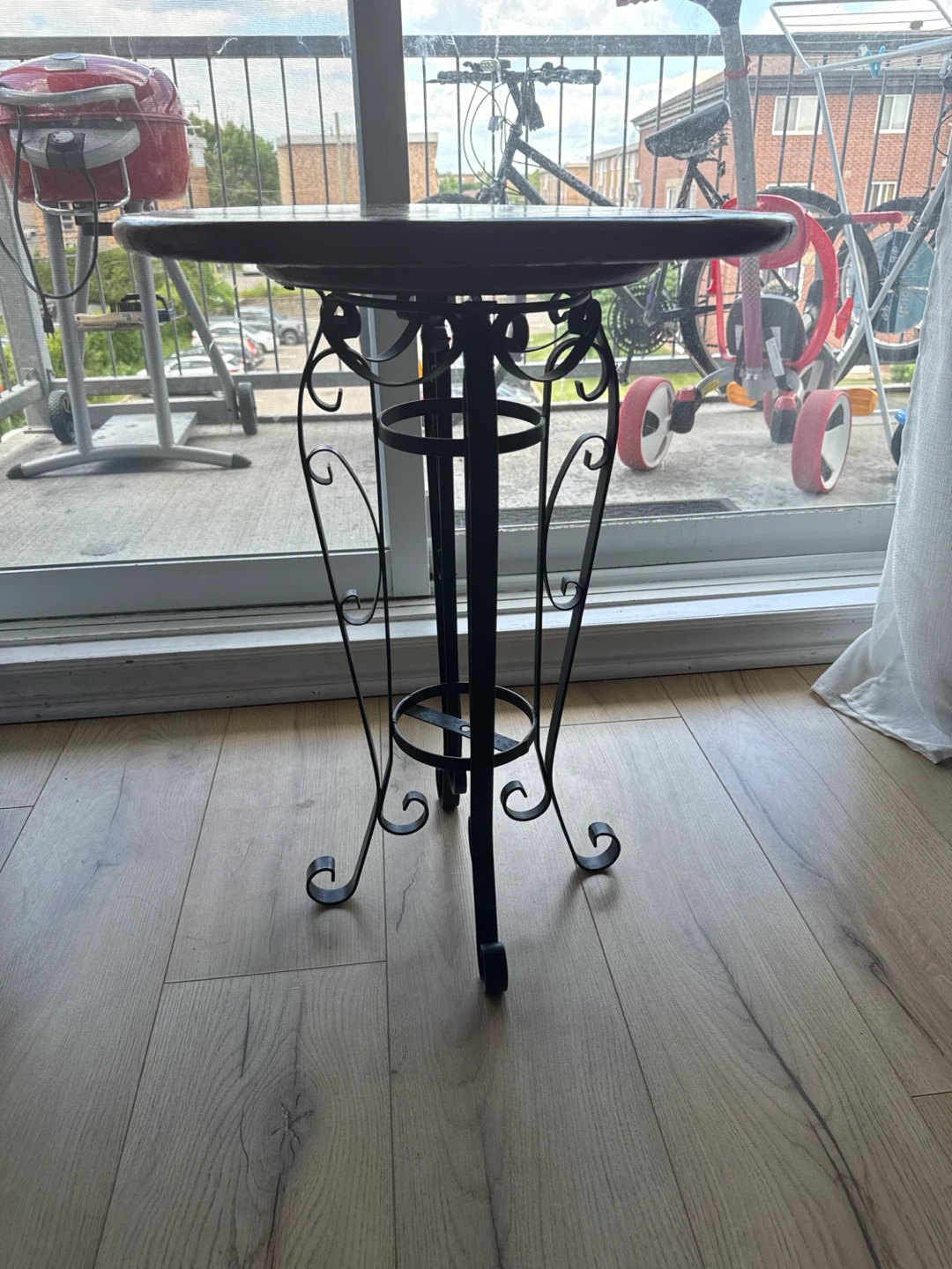 Petite table d'appoint décorative