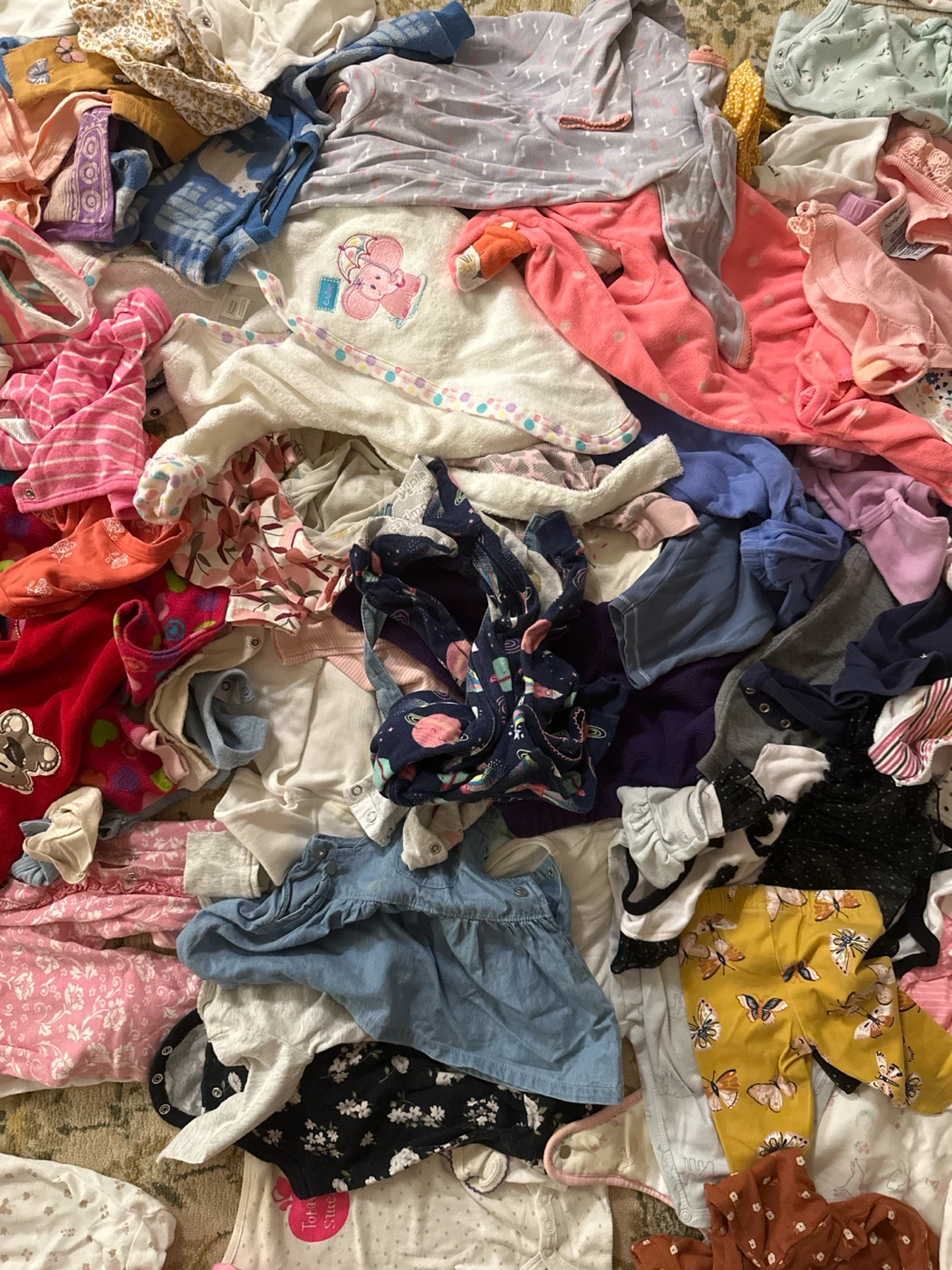 Bundle of assorted baby clothes - photo 2