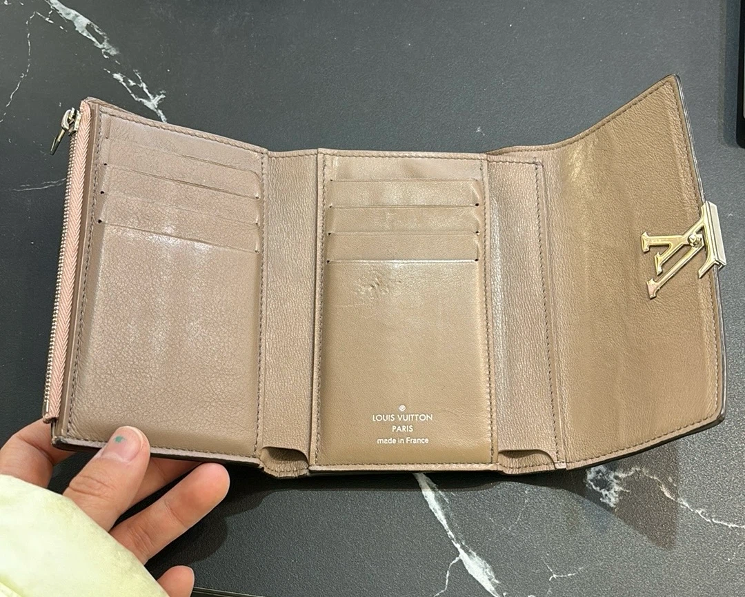 Louis Vuitton Capucines Compact XS Wallet - photo 2