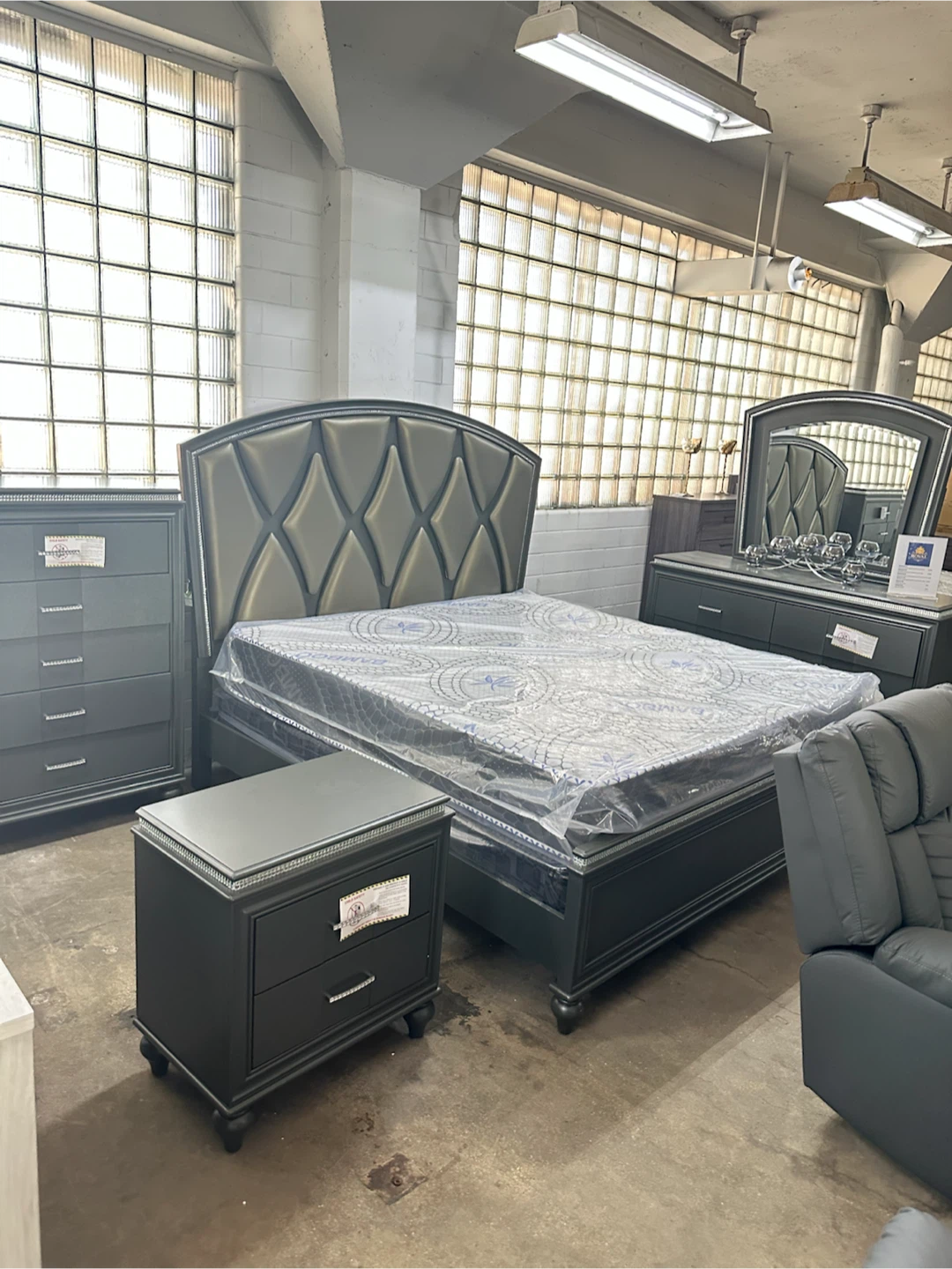 4 piece queen set bed frame mirror dresser nightstand