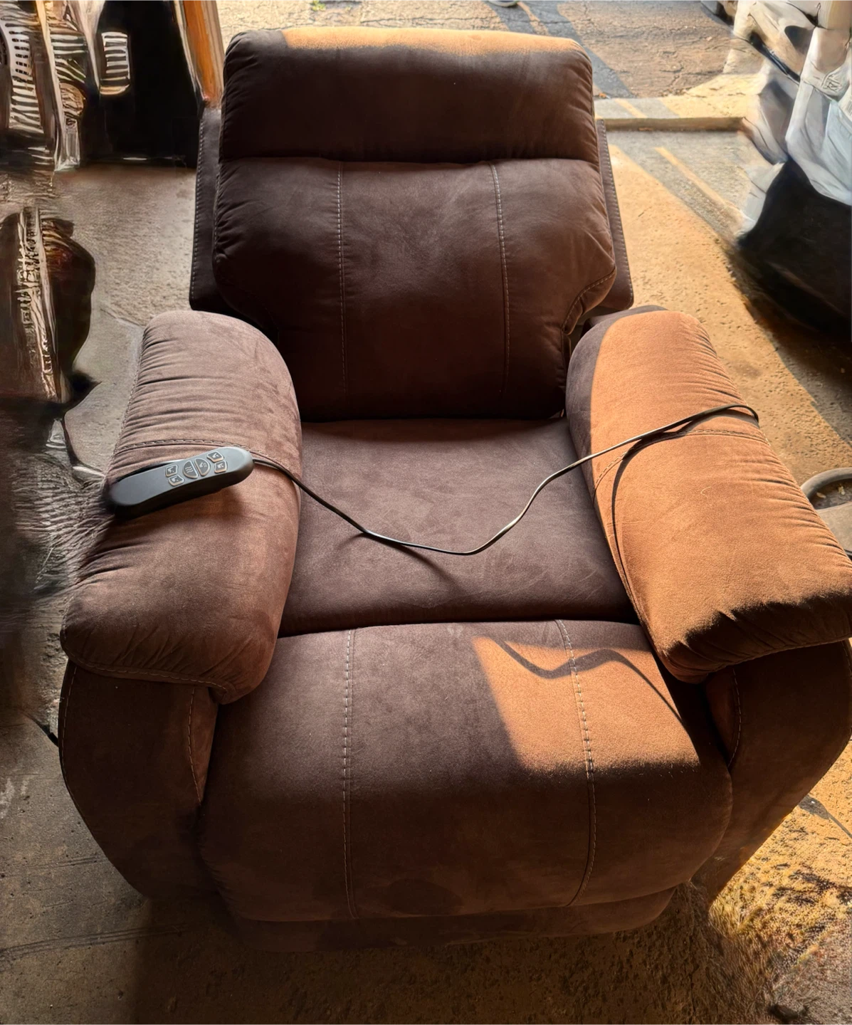 Brown Power Lift Recliner Chair $200.00 or best offer. - photo 4