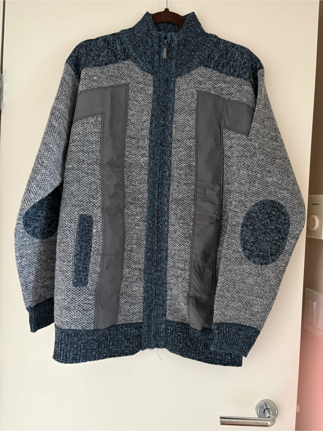 Men's Zip-Up Sweater Size L - photo 3