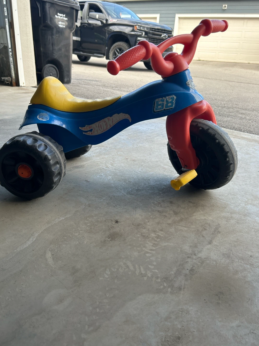 Ride-On Trike (Hot-Wheels)