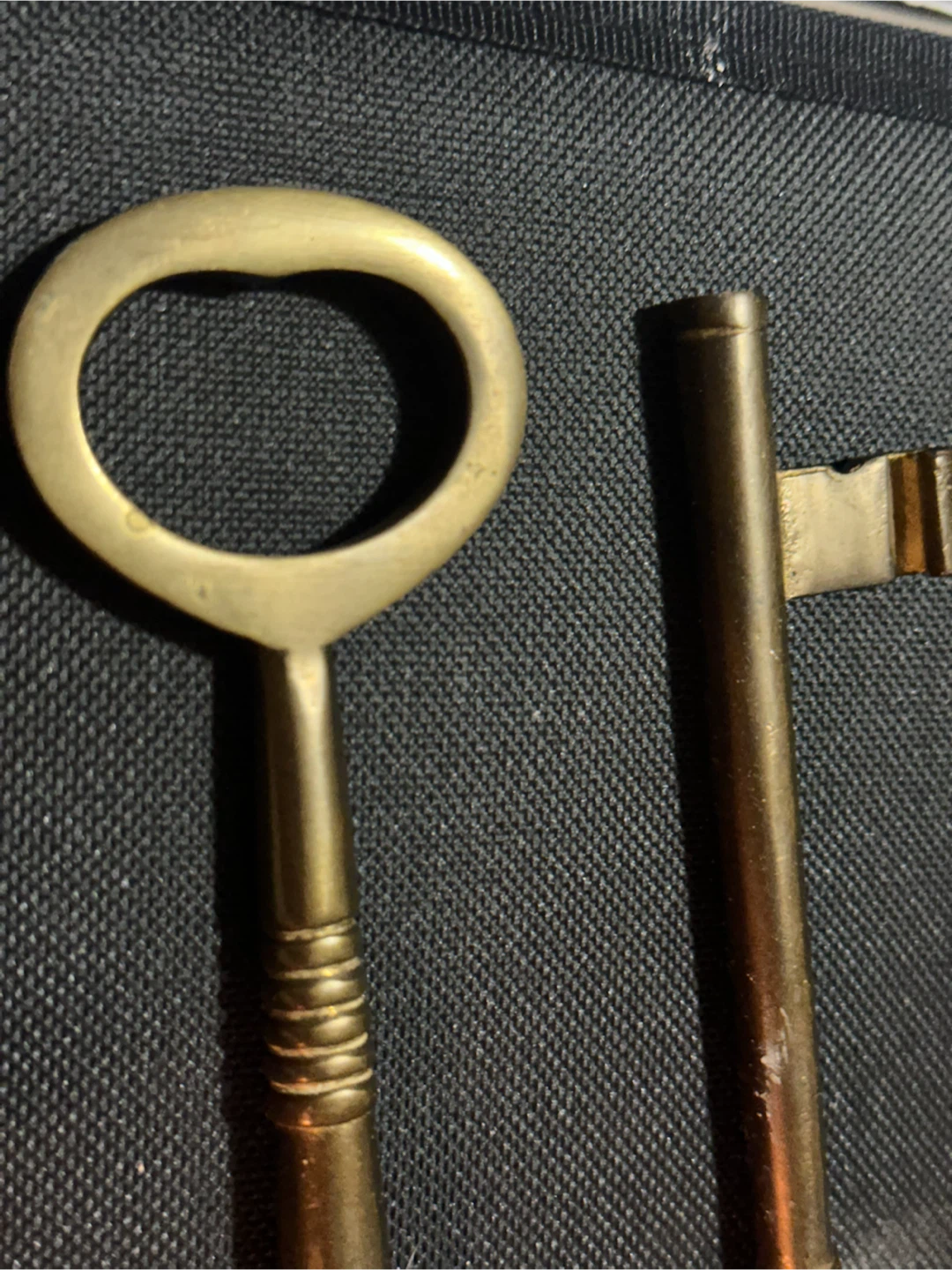 Pair of large brass skeleton keys - photo 2
