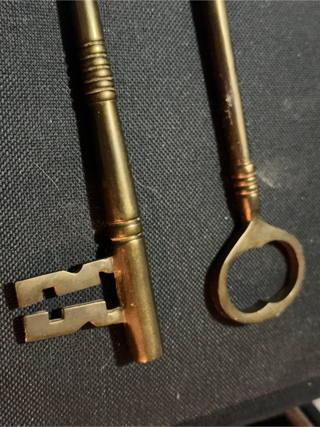 Pair of large brass skeleton keys - photo 3