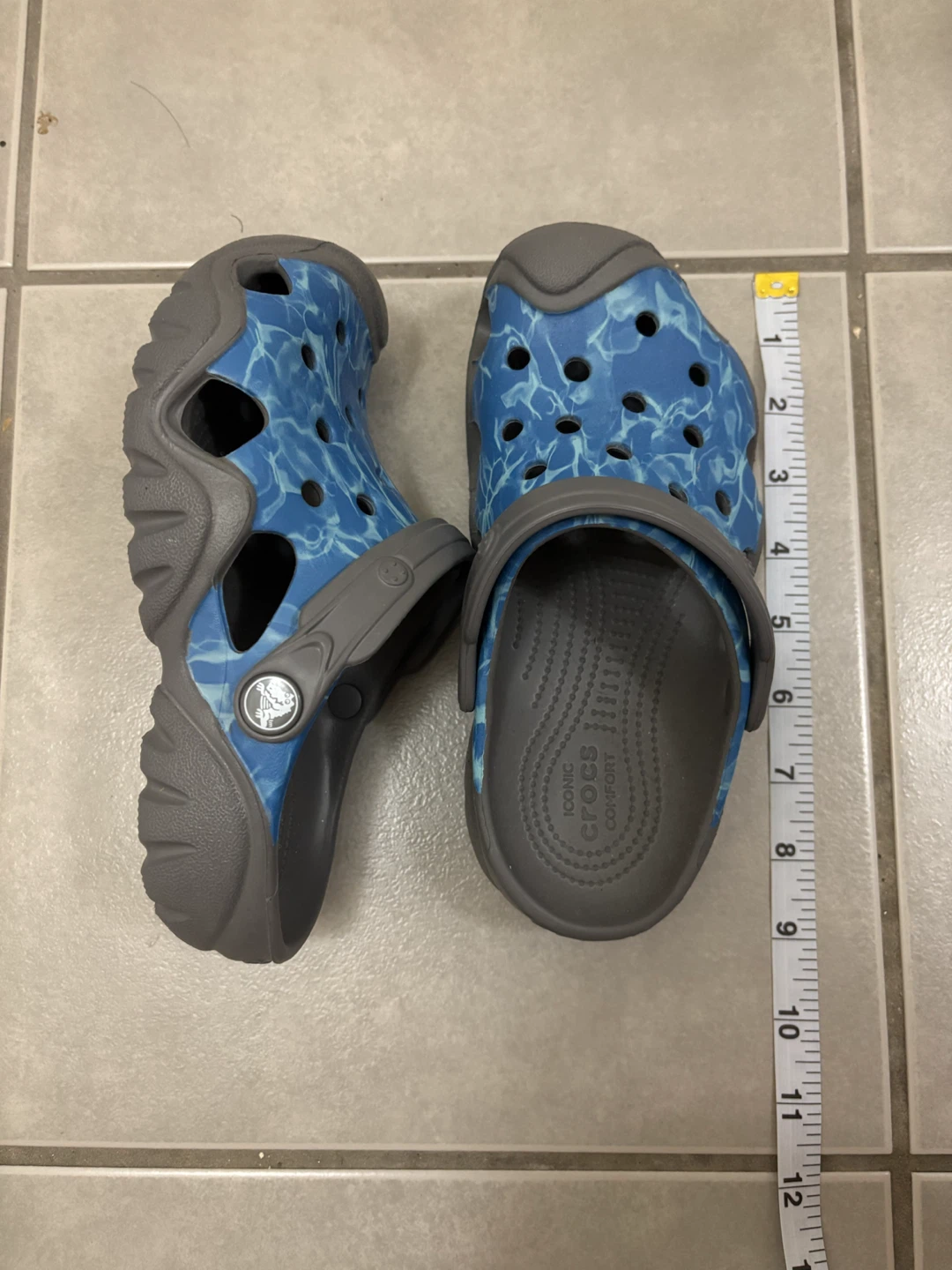 Crocs Toddler Blue Water Marble Clogs size 1 Y - photo 3