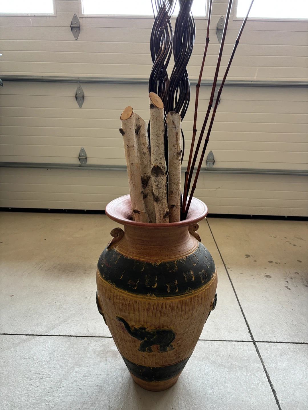 Large decorative vase with elephant design - photo 2
