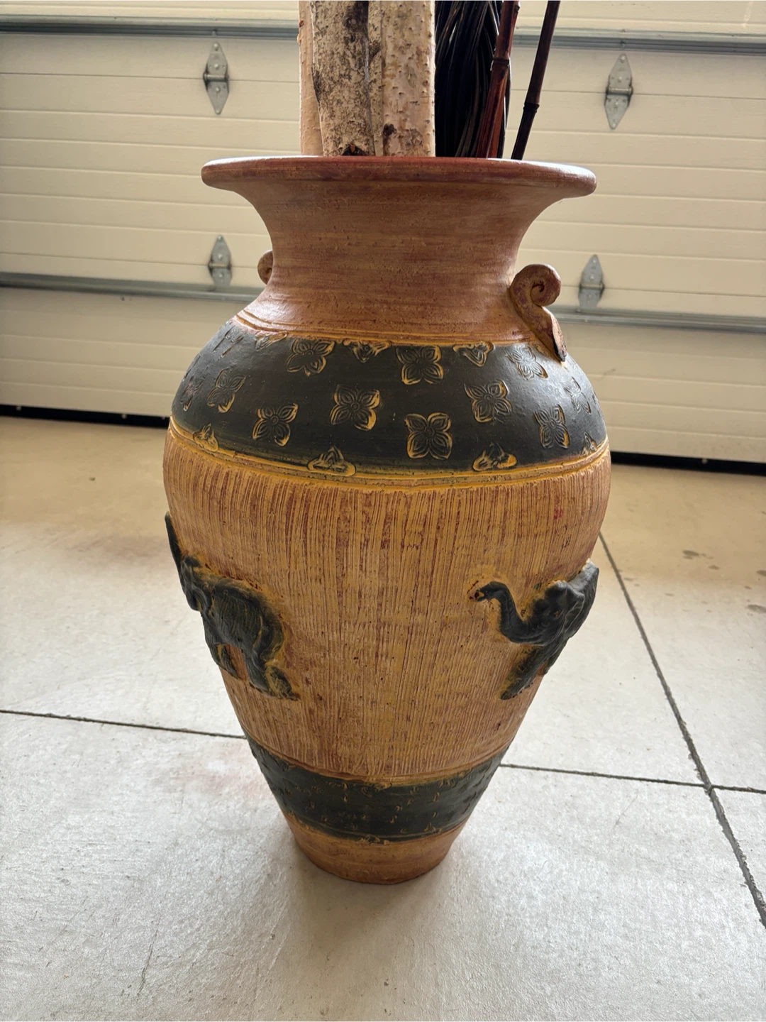 Large decorative vase with elephant design - photo 3