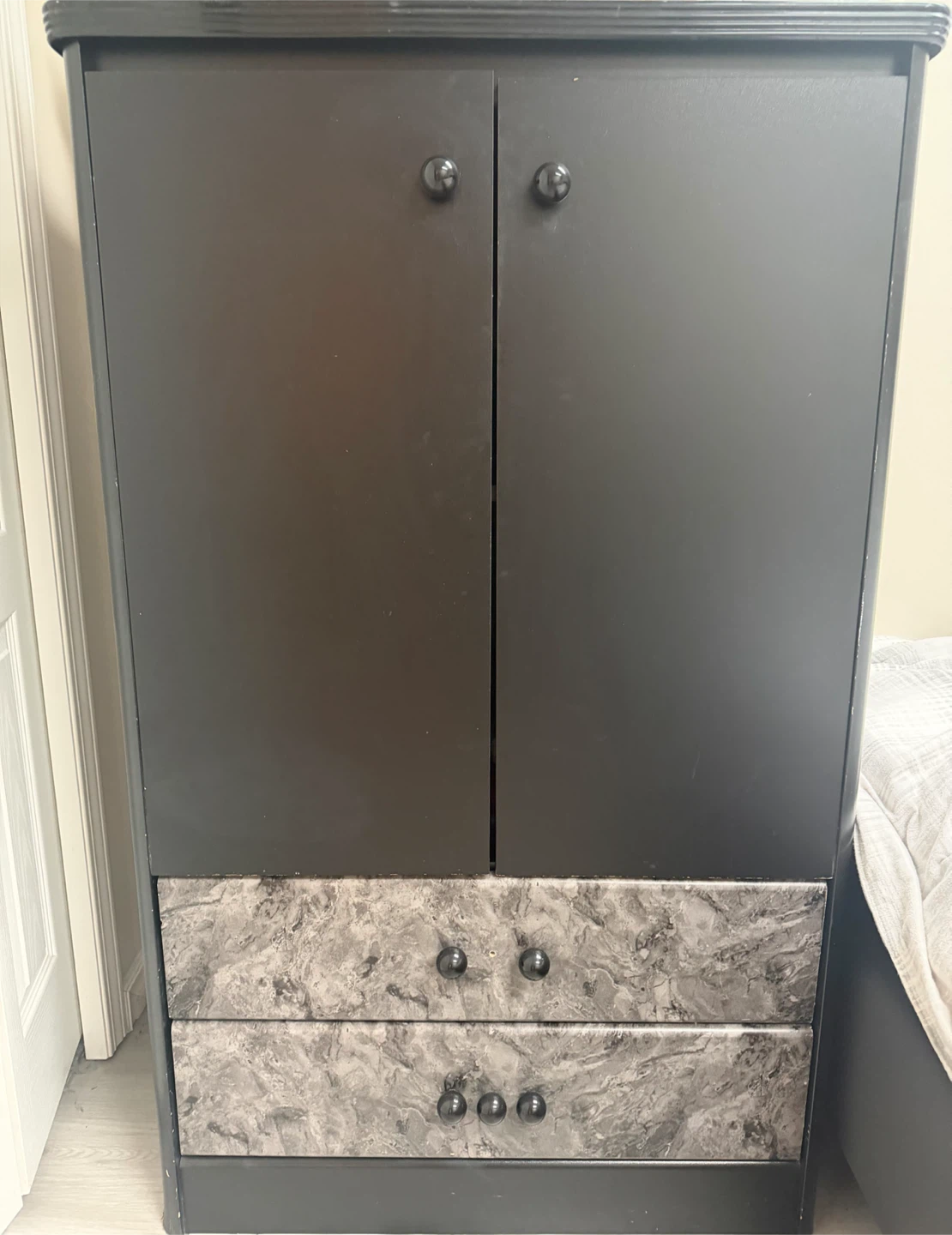 Cabinet with 2 drawers
