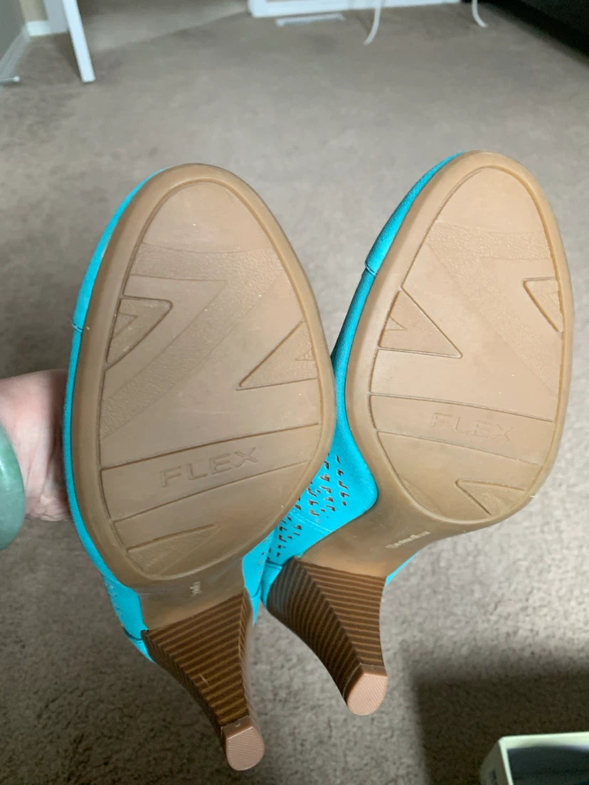 Turquoise heels with cut-out detail - photo 2