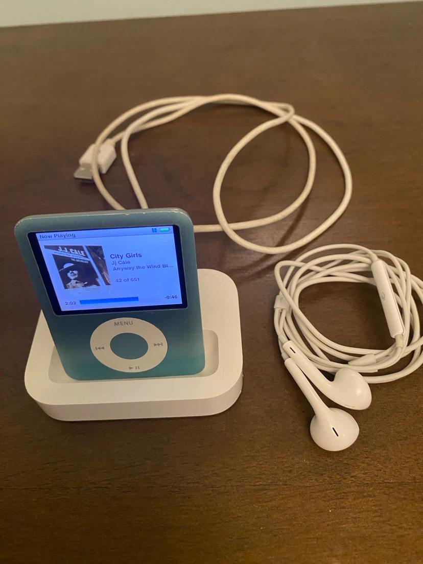 Apple iPod Nano 3rd Gen 8GB with Dock and Earbuds