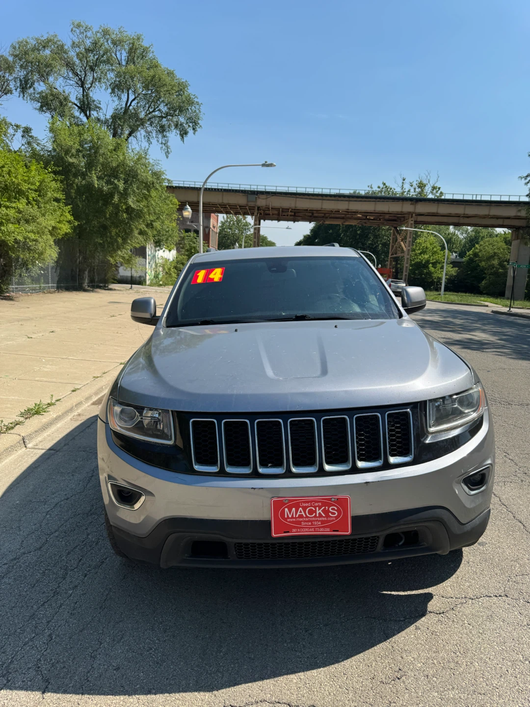 2014 Silver Jeep Grand Cherokee SUV - photo 3