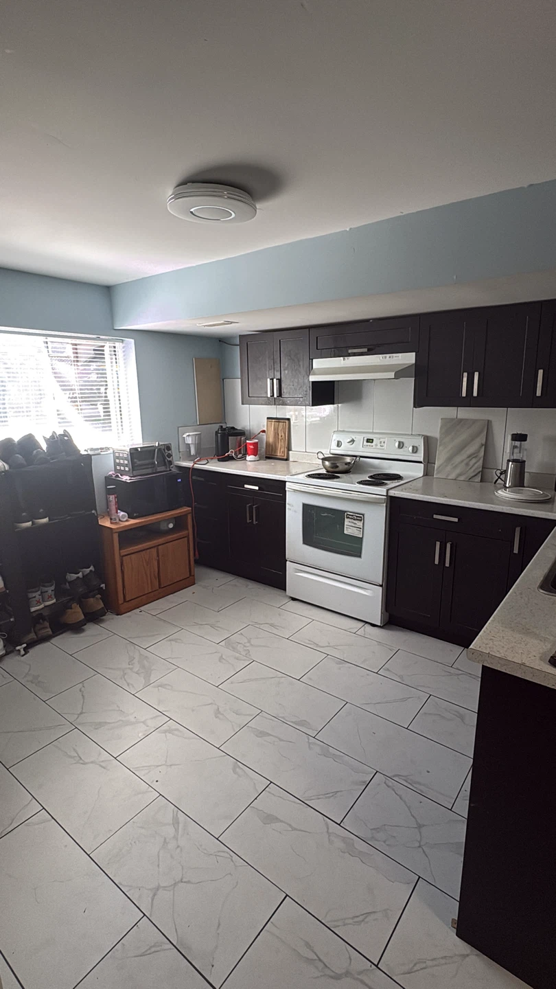 Private Room in Basement near Commercial Drive & SkyTrain