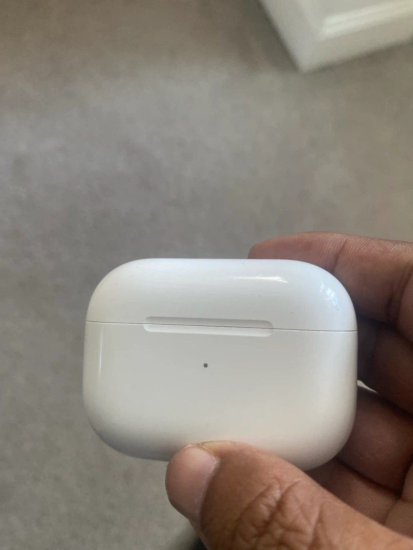 Apple AirPods Pro Charging Case - photo 2