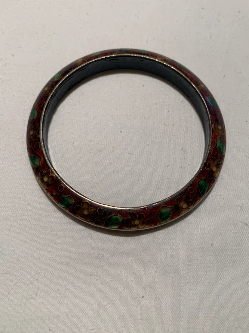 Bangle bracelet with floral design