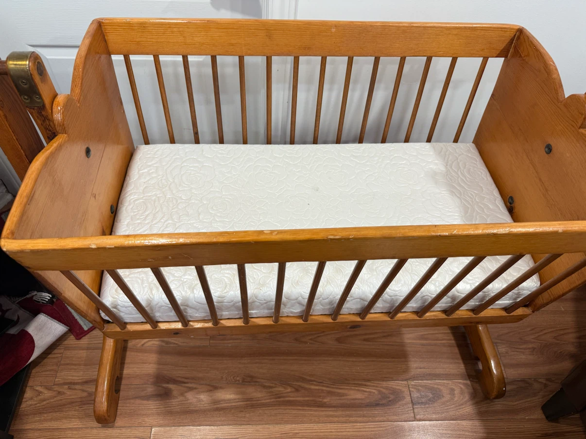 Vintage wooden baby cradle with bed - photo 2
