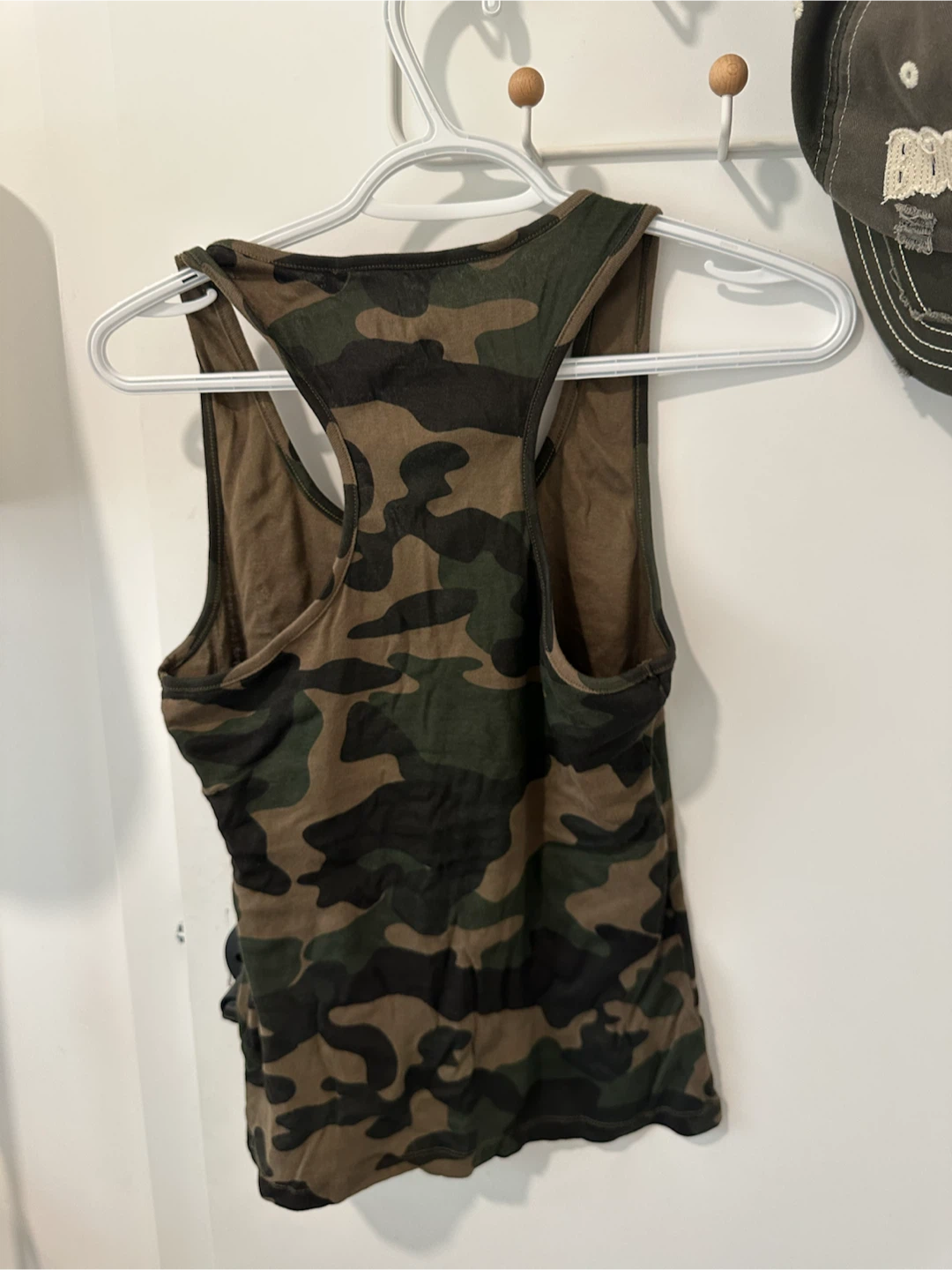 GUESS Camouflage Tank Top with Lips Graphic - Size M - photo 3