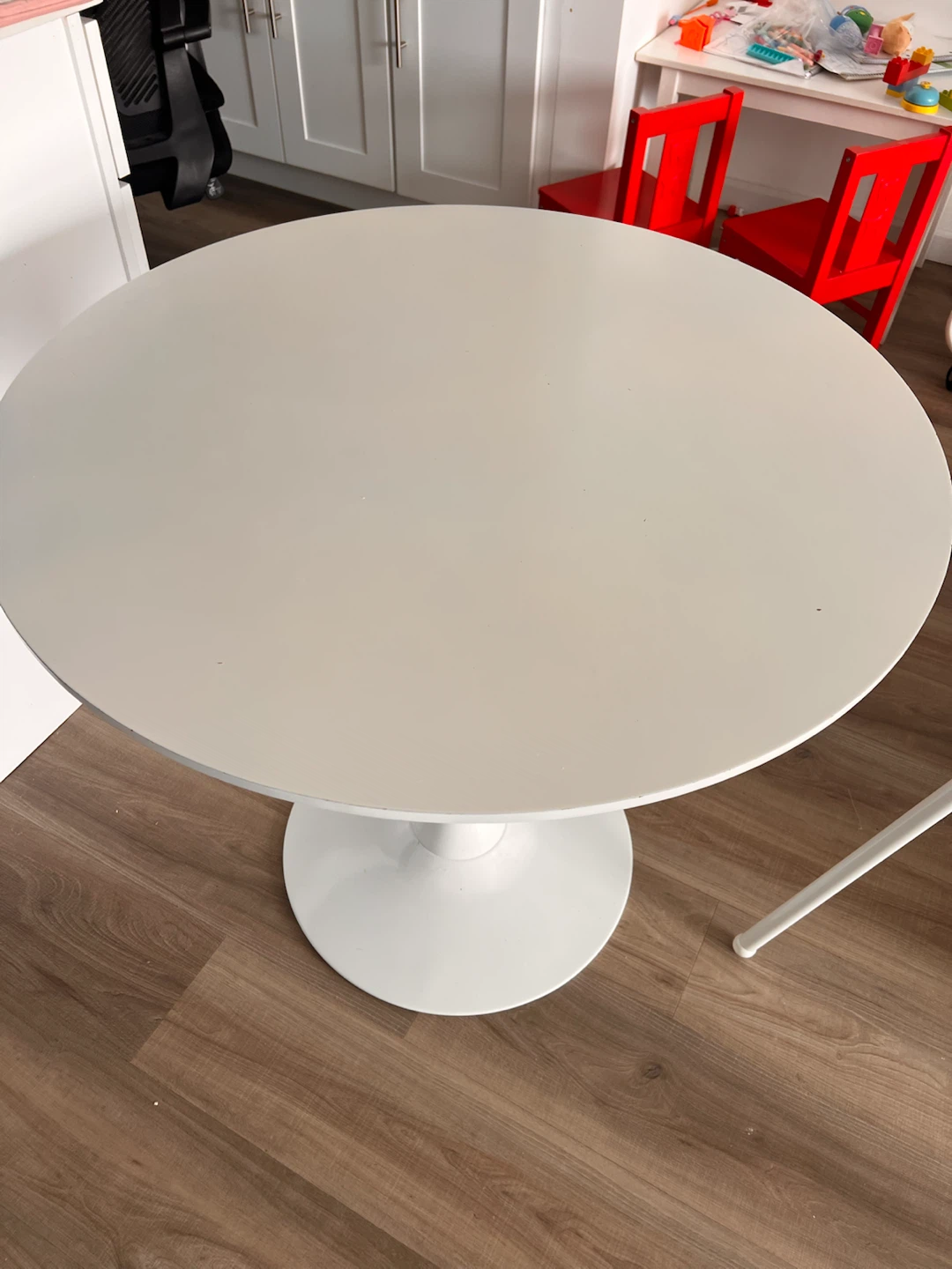 White Round Pedestal Dining Table