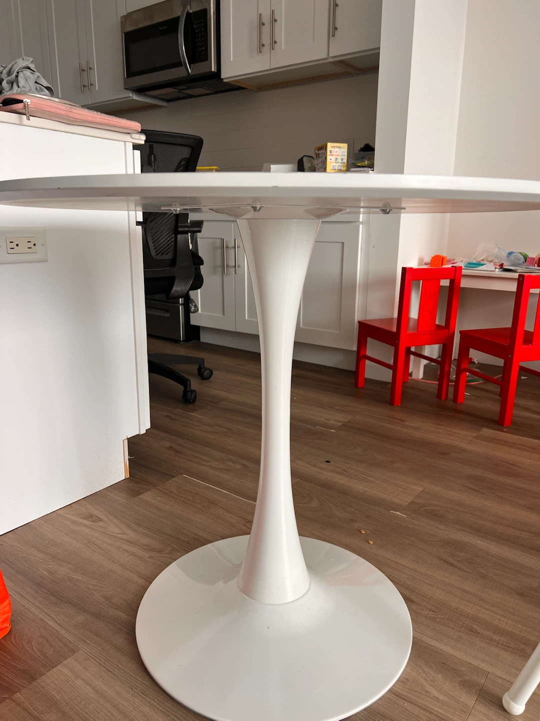White Round Pedestal Dining Table - photo 2