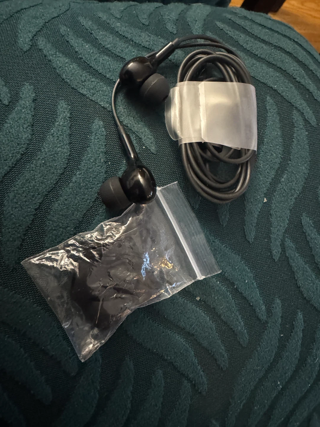 Black In-Ear Earbuds with Extra Ear Tips - photo 2